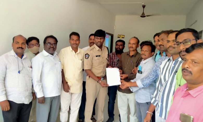 జర్నలిస్ట్ పై అనుచితంగా ప్రవర్తించిన కానిస్టేబుల్ పై చర్యలు తీసుకోవాలి..